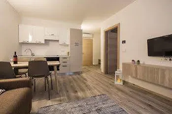 Cooper L Tivoli Apartment *